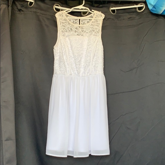 White dress - Picture 1 of 2